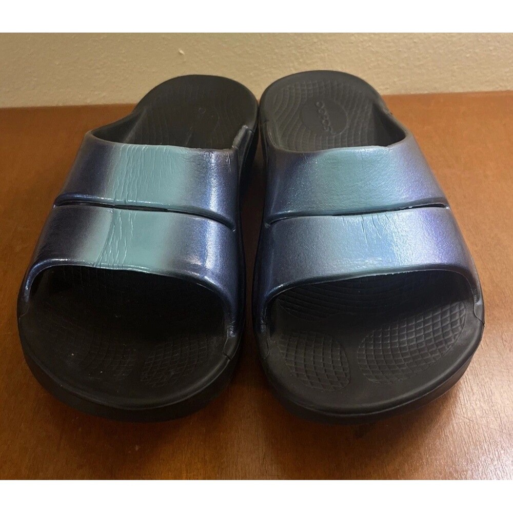 OOFOS OOahh Luxe Slide Atlantis Sandals Womens 9 Mens 7 Iridescent Blue Black